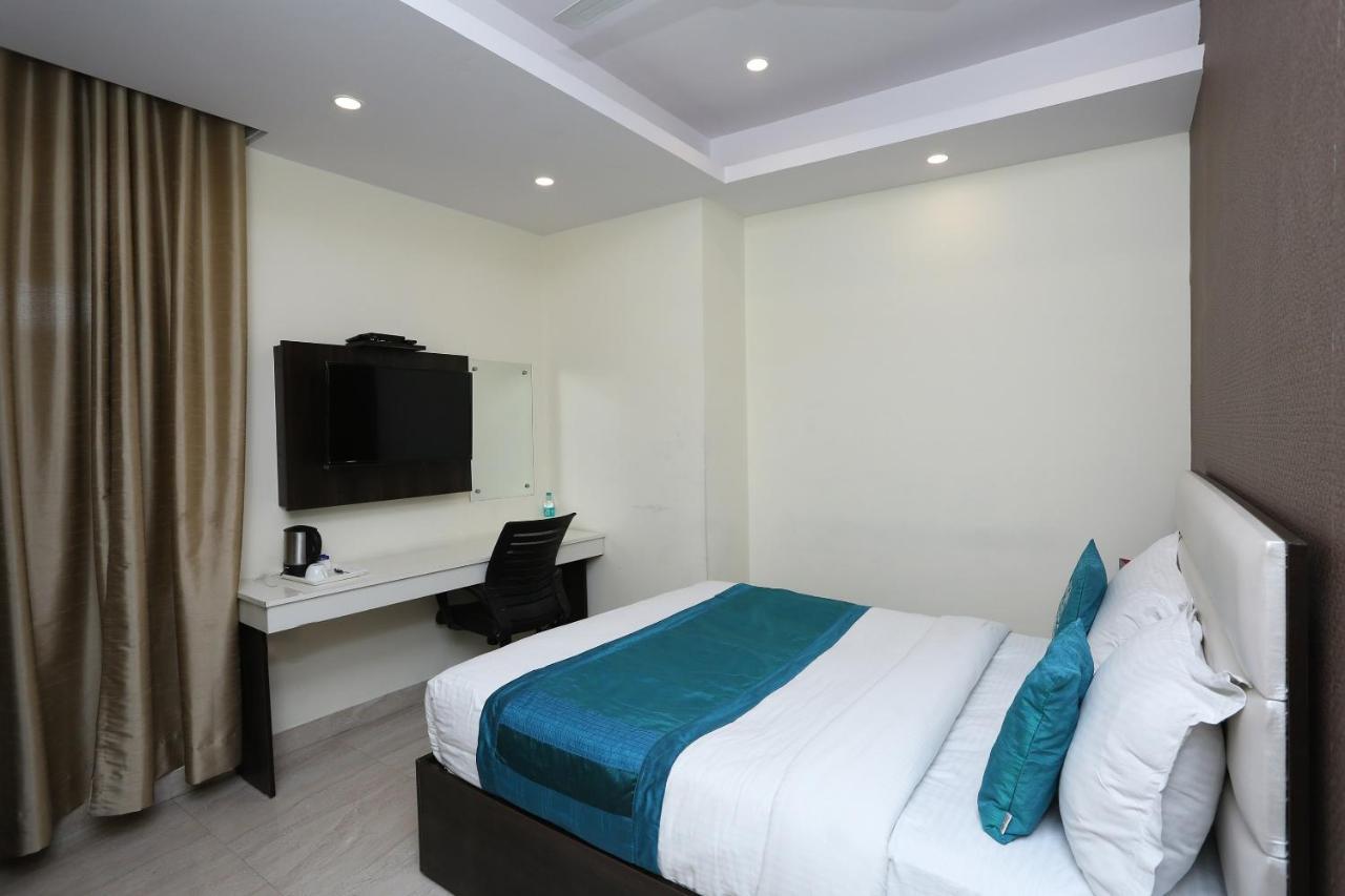 Oyo 8132 Hotel Kukreja Dehradún Kültér fotó